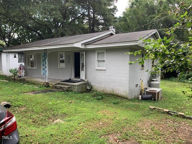 ranch-style house featuring a porch and a front lawn