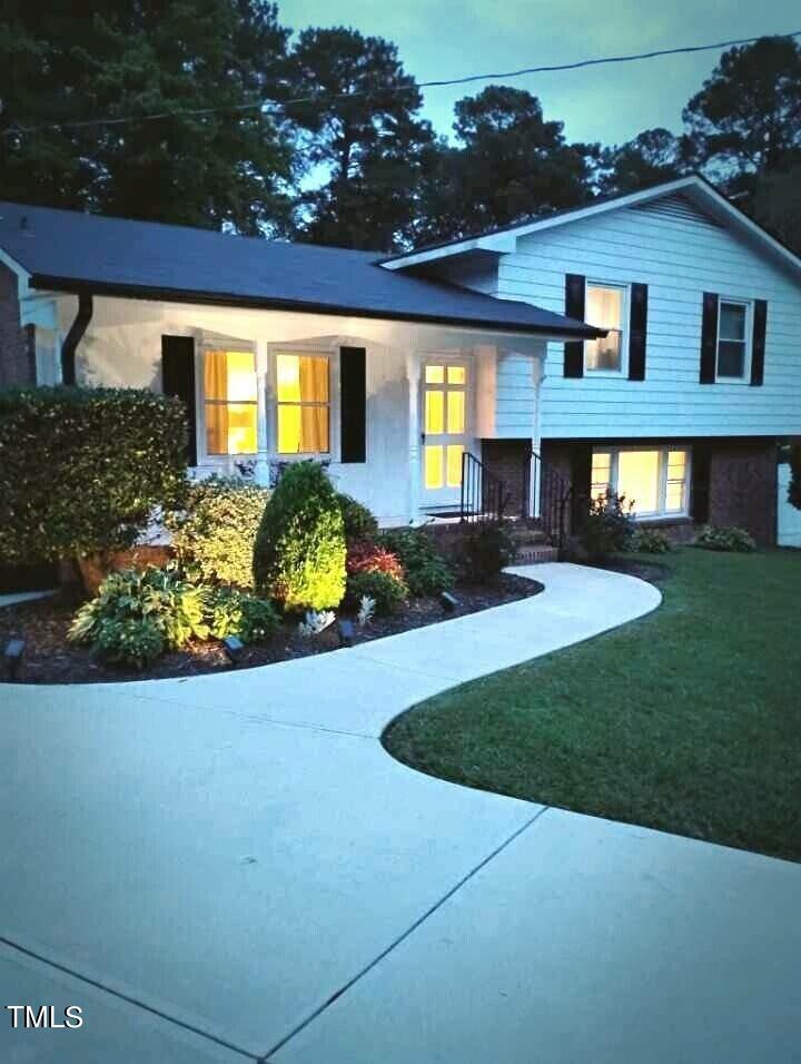 view of front of property featuring a yard