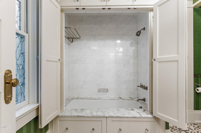 bathroom with tiled shower / bath combo