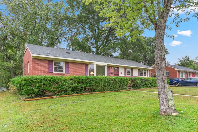 single story home with a front lawn