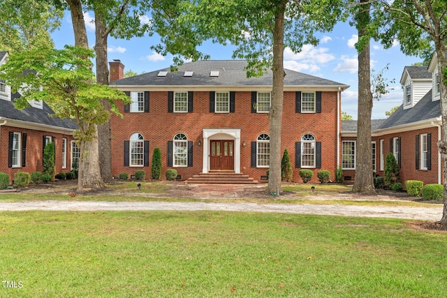 colonial house featuring a front yard