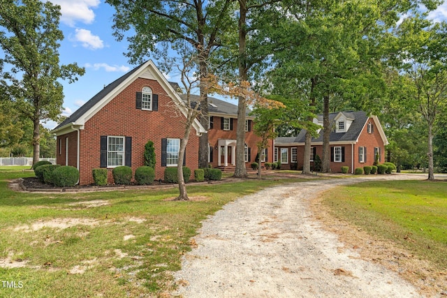 view of front of home featuring a front lawn