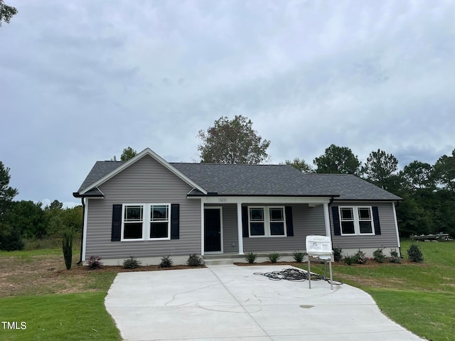 ranch-style house featuring a front yard