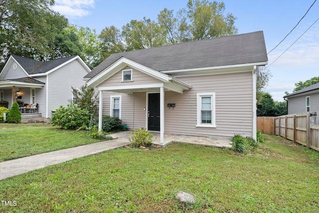 view of front of property featuring a front lawn