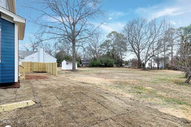 view of yard featuring a shed