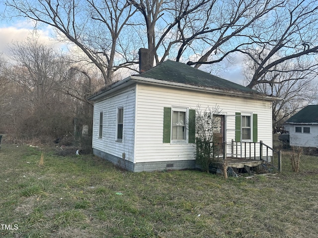 view of side of property featuring a yard