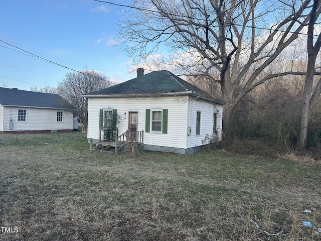 back of house featuring a yard