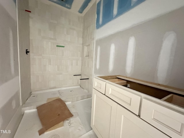 7000 N Ridge Dr, Raleigh, NC 27615 - full bathroom featuring a tile shower