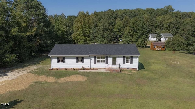 view of front of house featuring an outbuilding and a front yard