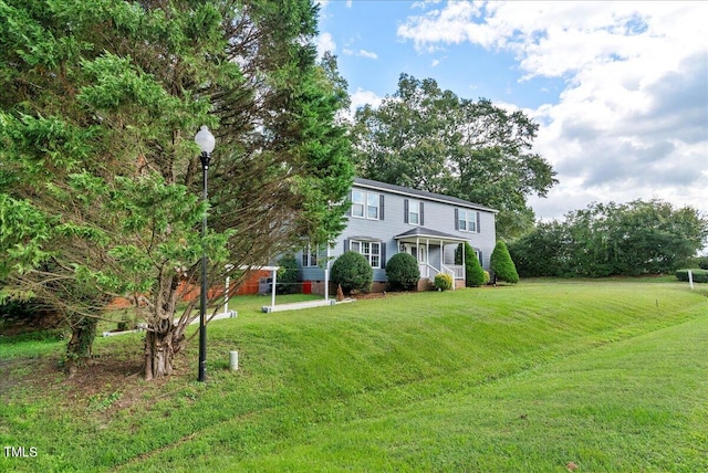 colonial home featuring a front yard