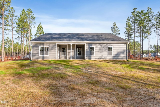 view of front of house featuring a front lawn