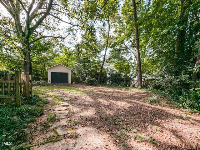 view of yard featuring an outdoor structure and a garage