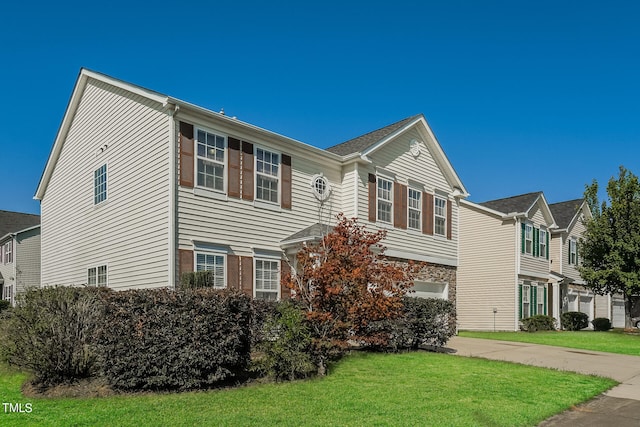 view of front facade featuring a front lawn