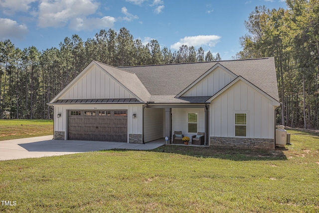 view of front facade featuring a front yard and a garage