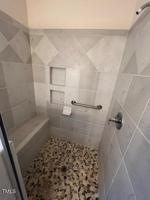 full bathroom featuring a tile shower