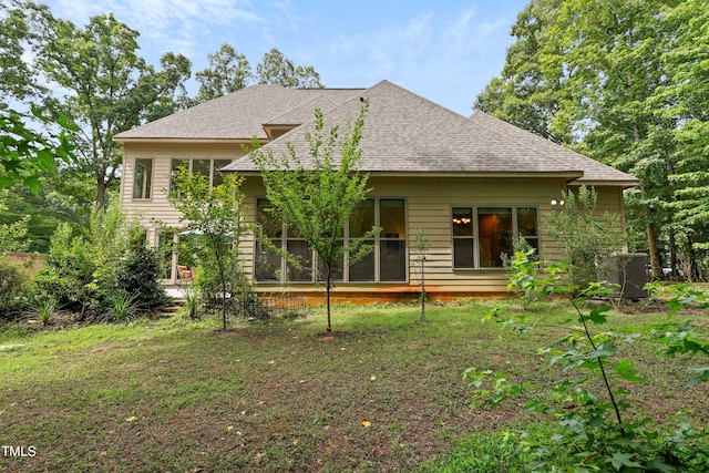 view of front of property featuring a front yard