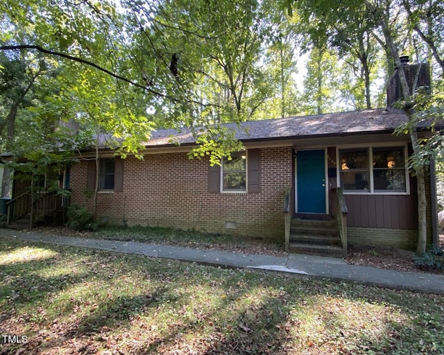 ranch-style house featuring brick siding, crawl space, and entry steps