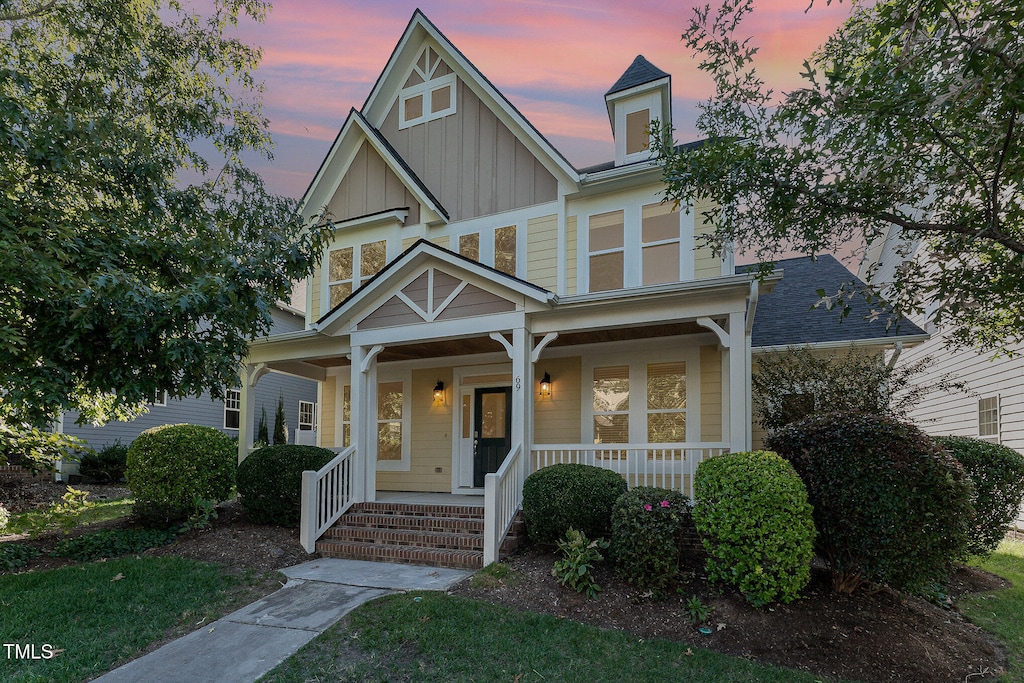 view of front facade featuring a porch