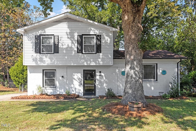 view of front of home featuring a front lawn