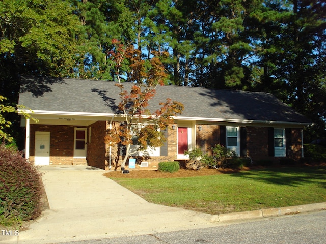 ranch-style home featuring a front lawn