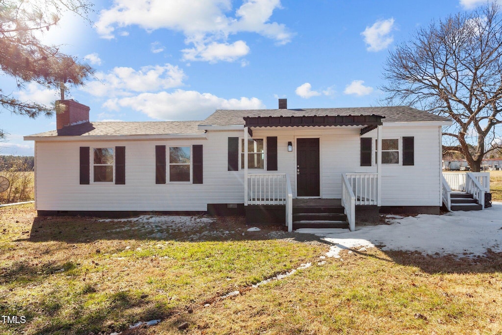 view of front of home featuring a front yard