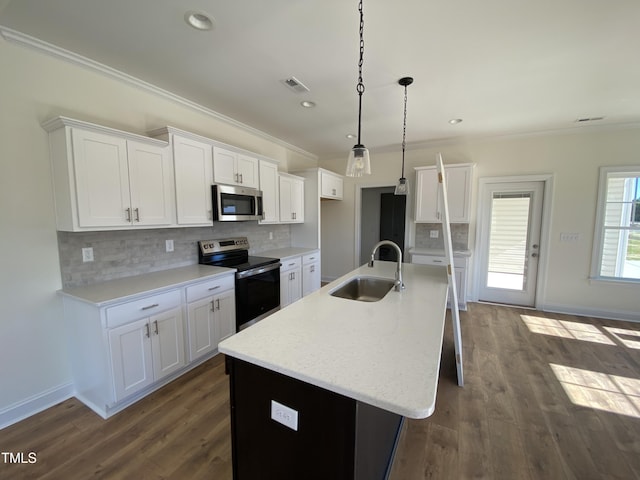 kitchen featuring visible vents, stainless steel appliances, a sink, and ornamental molding