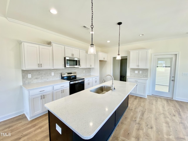 kitchen with visible vents, a sink, appliances with stainless steel finishes, crown molding, and decorative backsplash