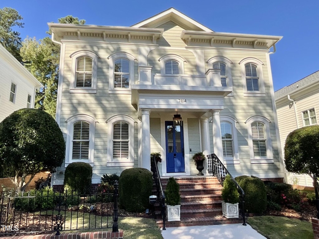 view of italianate home