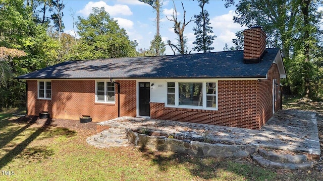 single story home featuring a front lawn