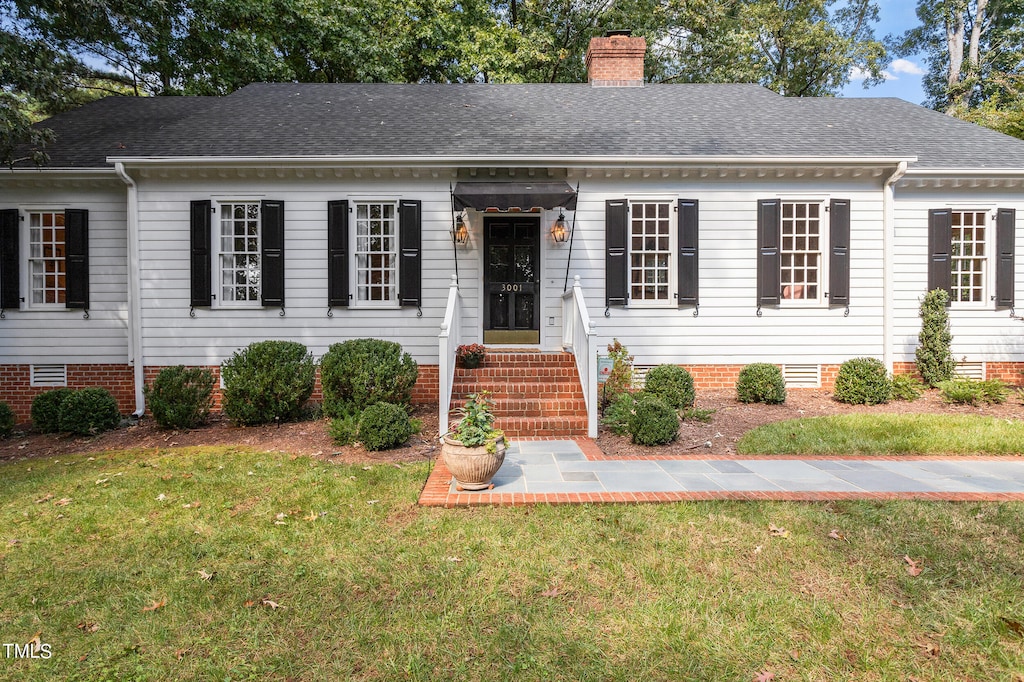 view of front facade with a front lawn