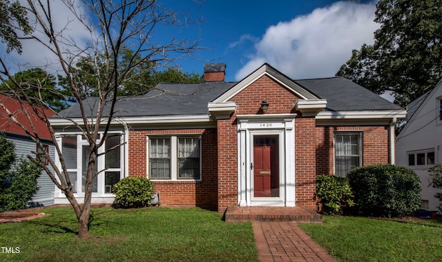 view of front of home featuring a front lawn