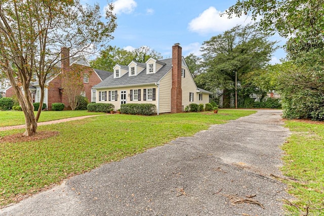 view of front facade featuring a front lawn