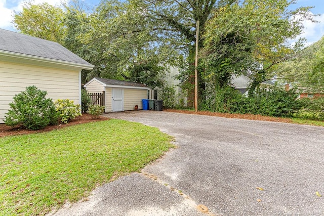 view of yard with a shed