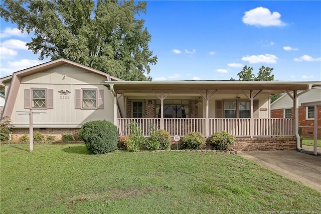 view of front facade featuring a porch and a front lawn