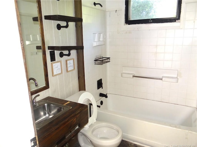 bathroom with tiled shower / bath and toilet