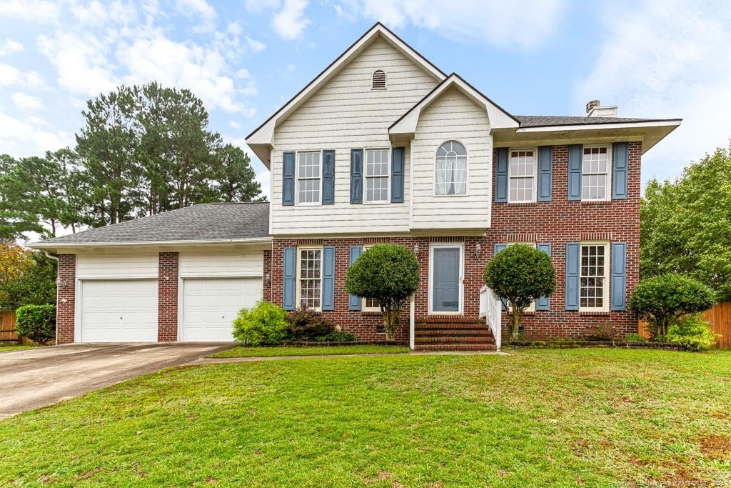 view of front facade featuring a front lawn and a garage