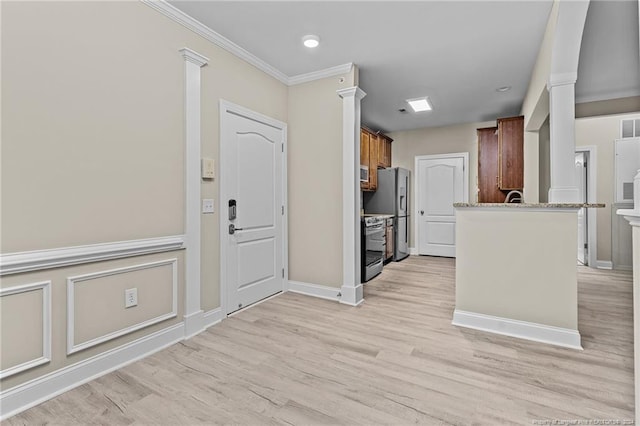 kitchen with sink, appliances with stainless steel finishes, crown molding, and light hardwood / wood-style floors