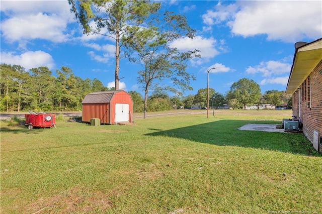 view of yard with a storage unit