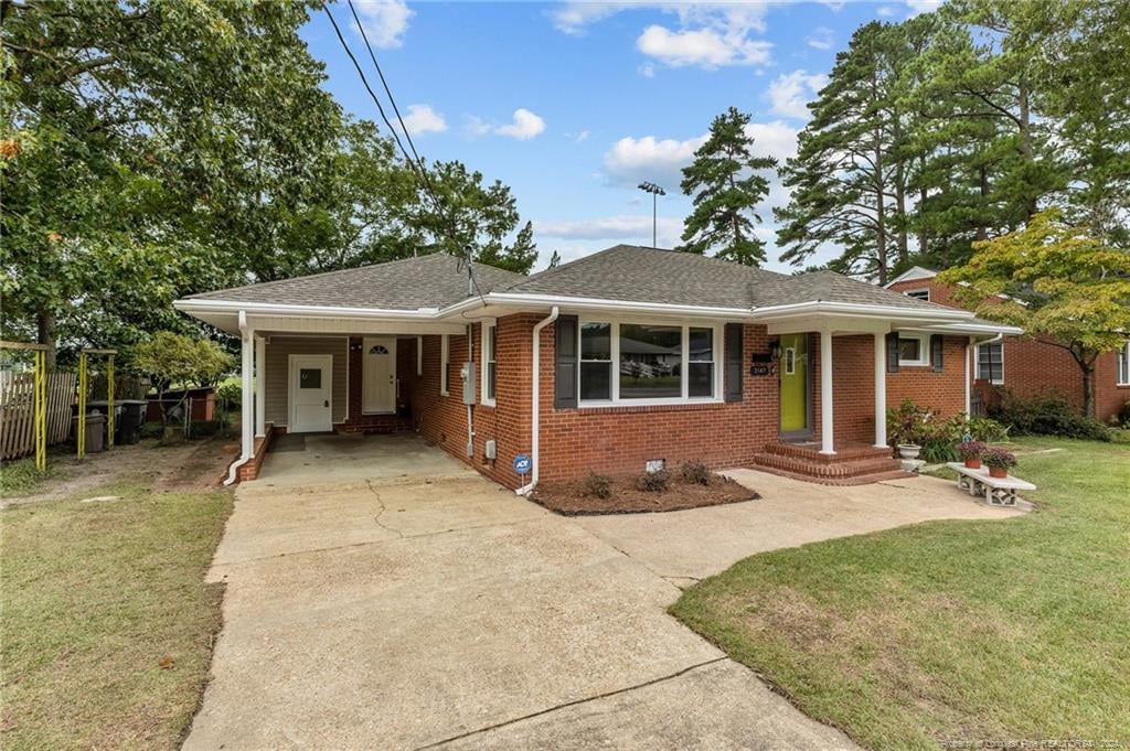 view of front of home featuring a carport and a front lawn