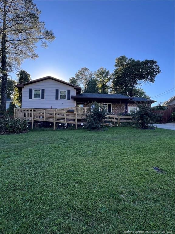 4642 Cheltenham Rd, Fayetteville, NC 28304 - view of front facade featuring fence and a front yard