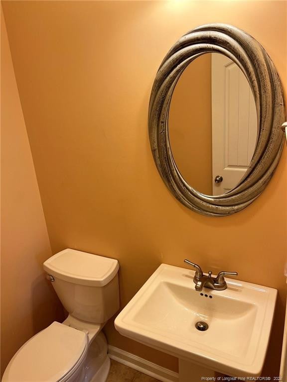 bathroom featuring toilet and sink