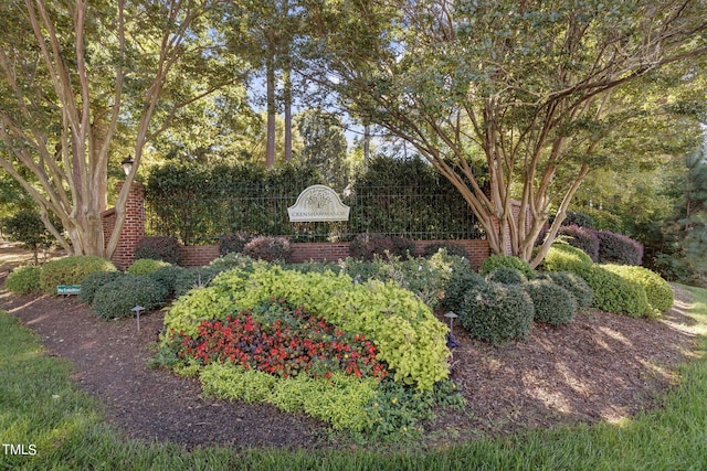 view of community / neighborhood sign