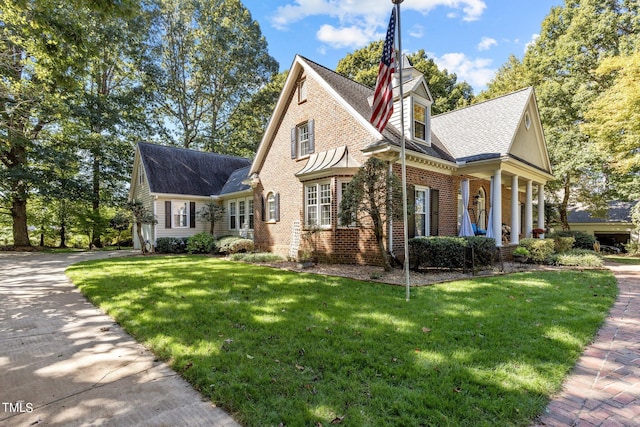 view of front of property featuring a front yard