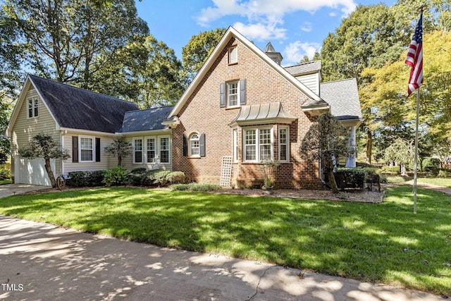 view of front facade featuring a garage and a front yard