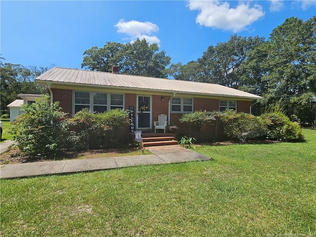 single story home with a front lawn