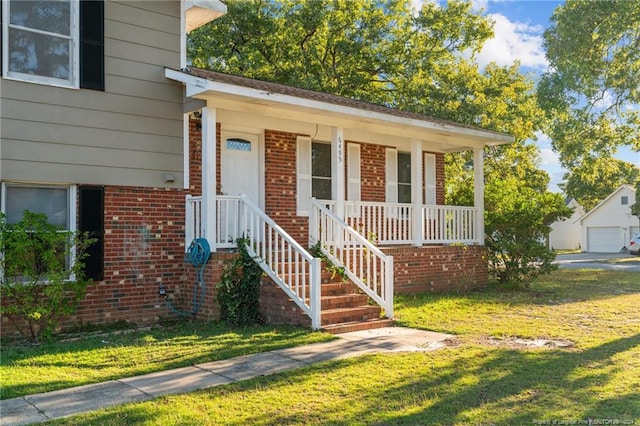 view of front of house featuring a front lawn and a garage