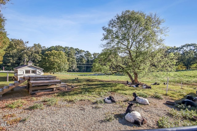 view of yard featuring a rural view