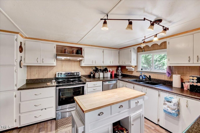 kitchen featuring white cabinets, sink, a kitchen island, stainless steel appliances, and light wood-type flooring