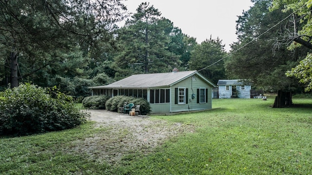 view of side of property featuring a lawn