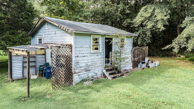 view of outdoor structure featuring a lawn